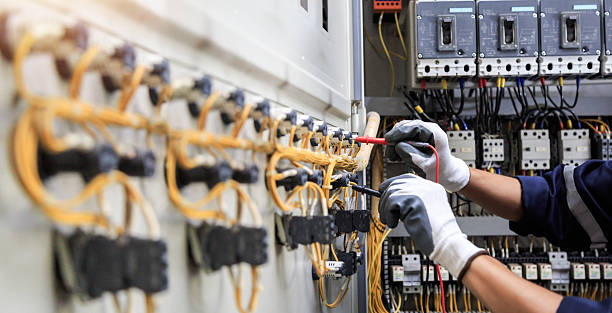 Professional Electrician technician working in Pleasant Valley, MO